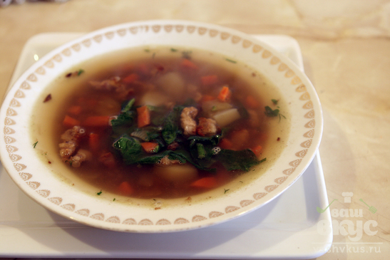 Быстрый суп из чечевицы, шпината и свинины