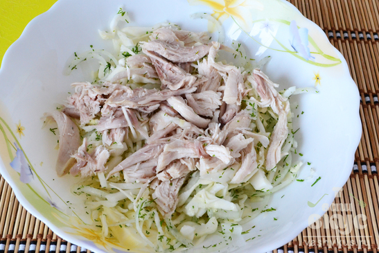 Салат с курицей и свежей капустой