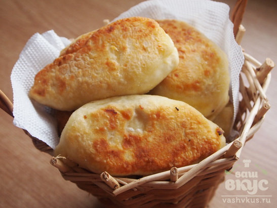 Жареные пирожки с картофелем, луком и сыром