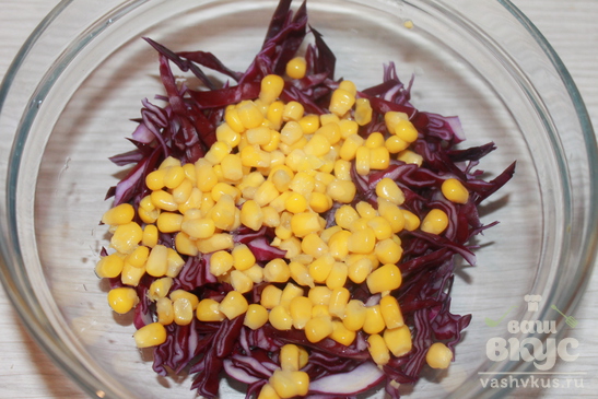 Салат из фиолетовой капусты, кукурузы и калины