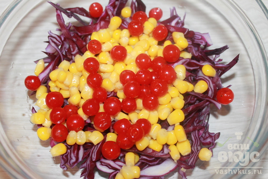 Салат из фиолетовой капусты, кукурузы и калины