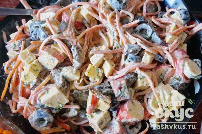 Салат с крабовыми палочками, грибами и морковью. Простой рецепт.