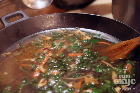 Азиатский суп с рисовой лапшой