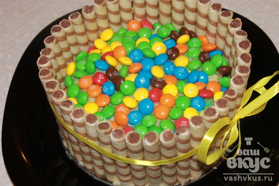 Торт украшенный вафельными трубочками и конфетами