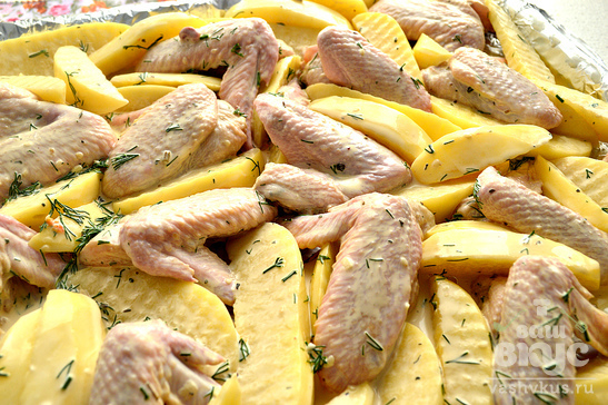 Куриные крылышки, запеченные с картофелем и свежей зеленью