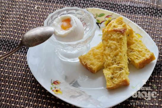 Английский завтрак с гренками и яйцами