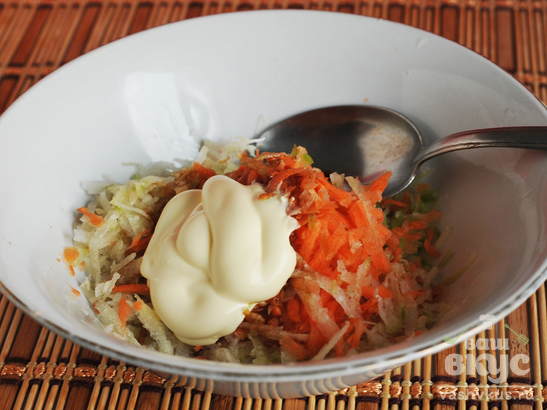 Салат из зеленой редьки и моркови «Домашний»