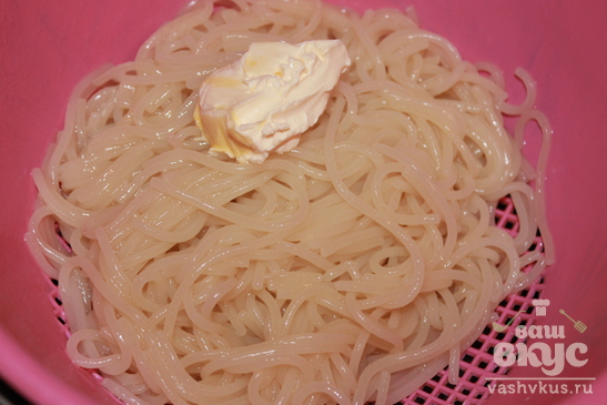 Спагетти с цветной капустой, горошком и кабачками