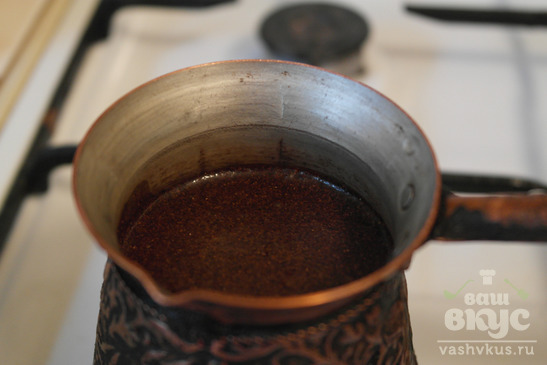 Натуральный кофе с корицей в турке
