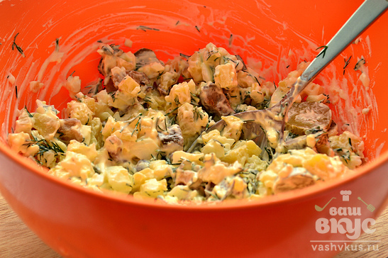 Картофельный салат с грибами и солеными огурцами