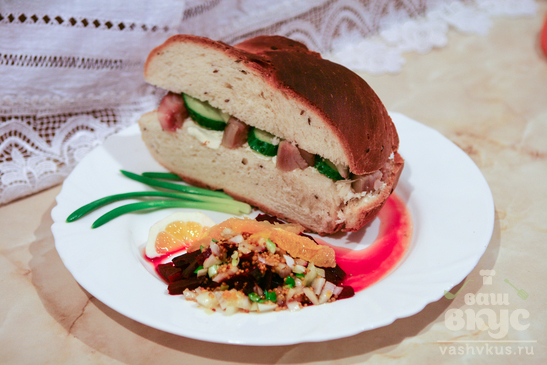 Сэндвич с рыбой и салат со свеклой