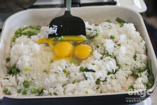 Жареный рис с яйцом и зелёным горошком