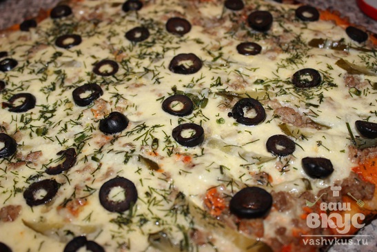 Пицца с фаршем и солеными огурцами