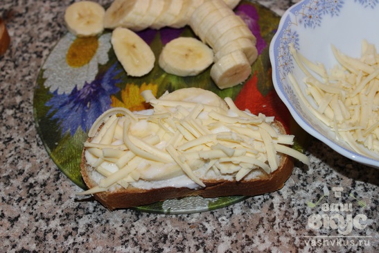 Сладкие бутерброды с бананом и сыром