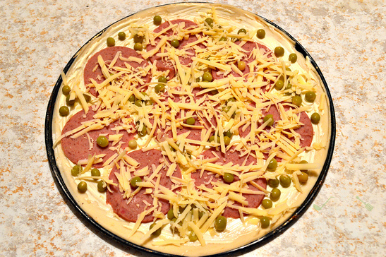 Пицца с зеленым горошком и копченой колбасой