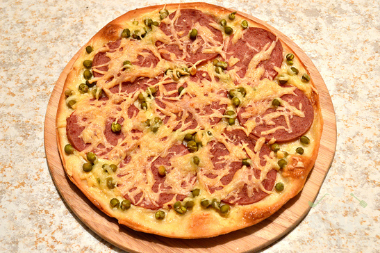 Пицца с зеленым горошком и копченой колбасой
