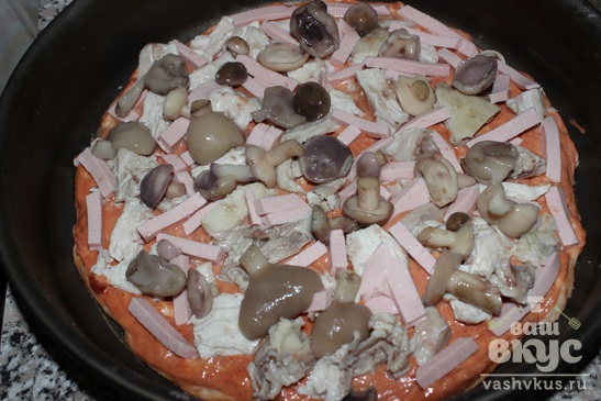 Пицца с курицей, колбасой и маринованными грибами