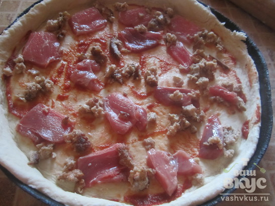 Классическая пышная пицца с мясом и грибами