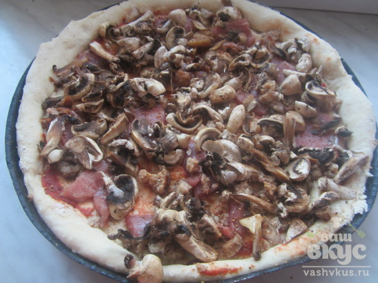 Классическая пышная пицца с мясом и грибами
