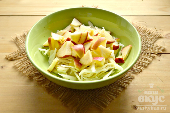 Капустный салат с яблоком и кукурузой