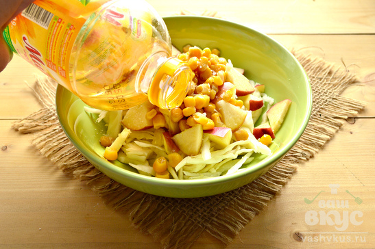 Капустный салат с яблоком и кукурузой