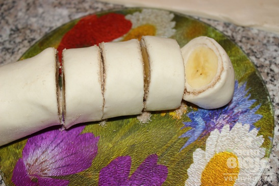 Спиральки из слоеного теста с бананом