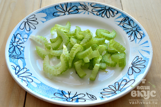 Салат с сельдереем, капустой и яблоком