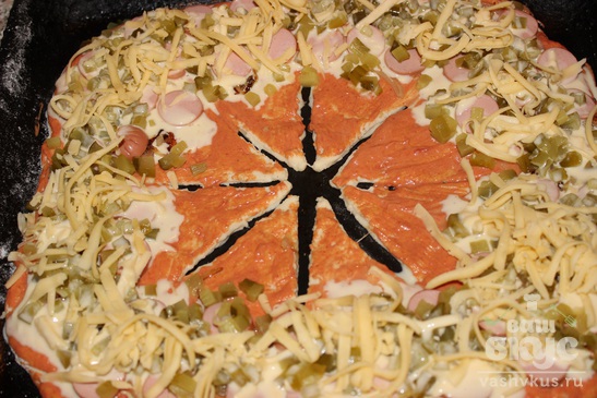 Пицца с сосисками и солеными огурцами "Звезда"