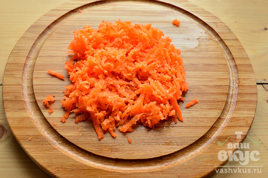 Куриные кусочки, тушенные в соевом соусе с морковью