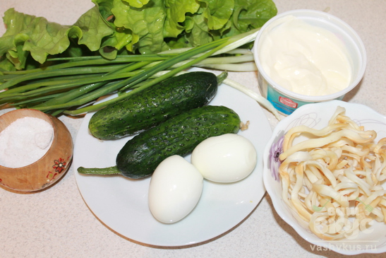 Весенний салат с яйцом и огурцом