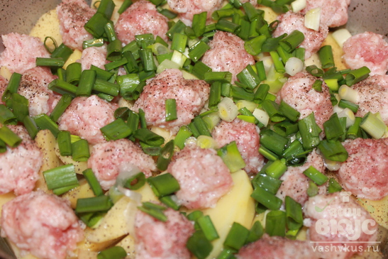 Картофель с мясными шариками и зеленым чесноком в духовке