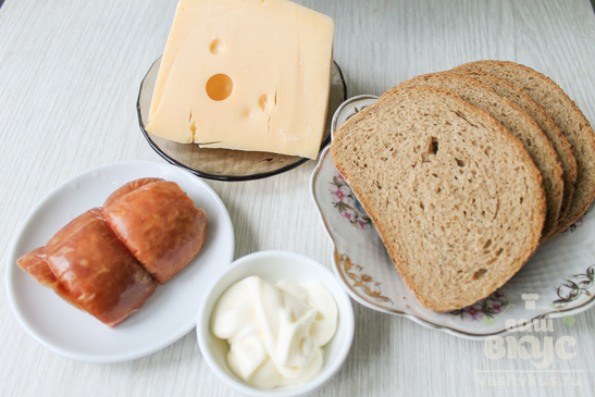 Горячие бутерброды с ветчиной, сыром и майонезом