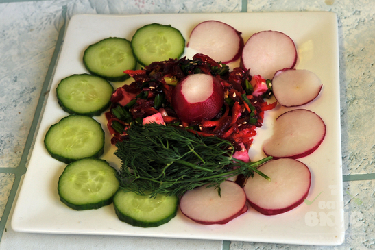 Весенне - зимний салат из свеклы с зеленью