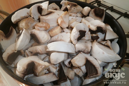 Молодой картофель с грибами в сметанном соусе
