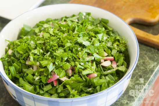Весенний салат с листьями редиса