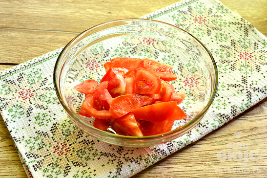 Салат с помидором, редисом и зеленью