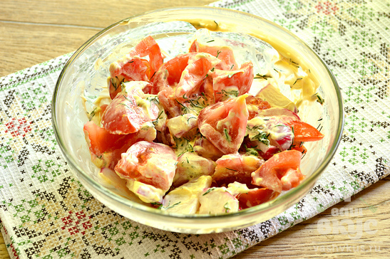 Салат с помидором, редисом и зеленью