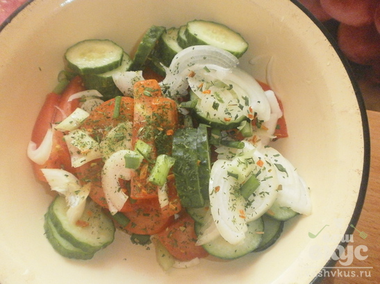 Салат из помидоров и огурцов с луком