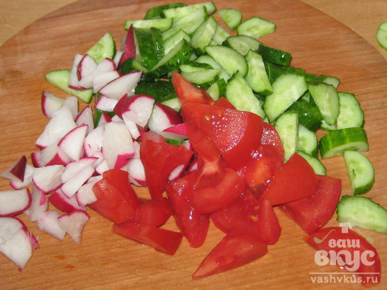 Овощной салат со сметаной и колбасой