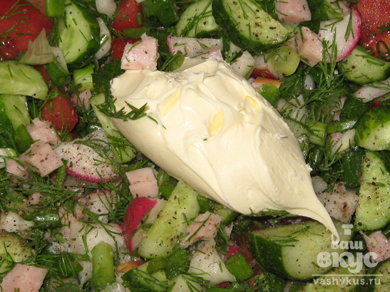 Овощной салат со сметаной и колбасой