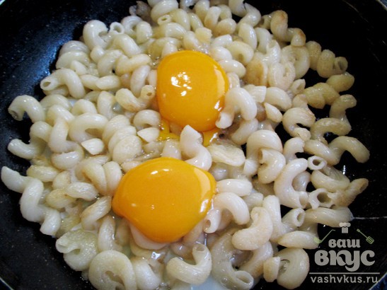 Обжаренные макароны с яйцом