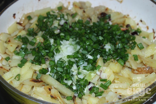 Жареный картофель с репчатым и зеленым луком