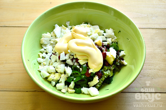 Салат с фасолью, зеленью и яйцом