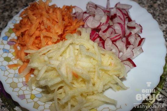 Салат с редисом, морковью, сыром и яблоком