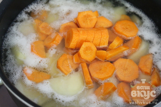 Картофельный гарнир с морковью и зеленым горошком