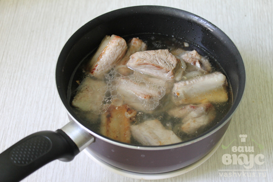 Картофельное пюре с тушеными свиными ребрышками