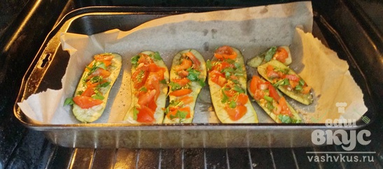 Баклажаны с помидором и зеленью, запеченные в духовке 