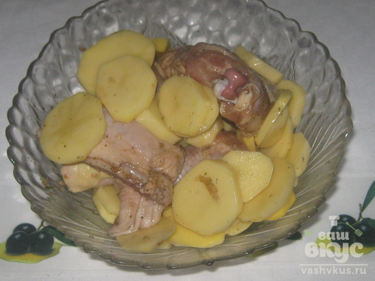 Куриные окорочка и картофель в духовке