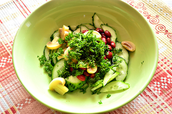 Огуречный салат с маринованными шампиньонами и красной фасолью