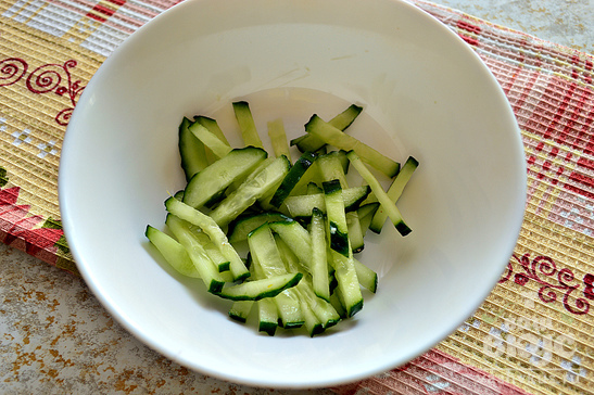 Огуречный салат с отварными овощами